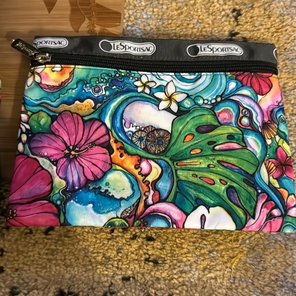 Rare NWOT Lesportsac Hawaii Colleen Wilcox 2 pc Shoulder bag and pouch set - Picture 4 of 6
